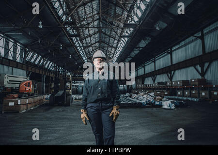 Portrait of female worker standing in metal industry Banque D'Images