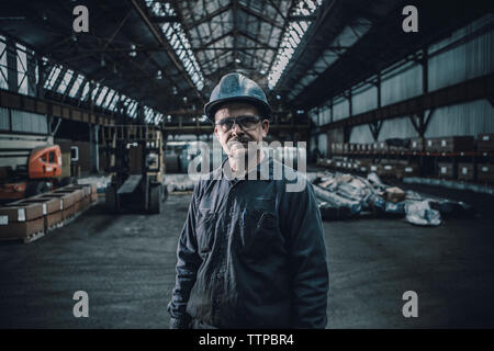 Portrait of travailleur homme debout dans l'industrie de l'acier Banque D'Images