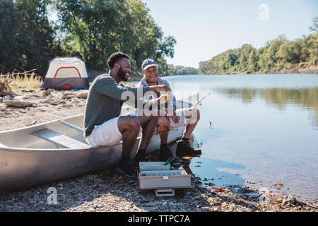 Heureux amis sur le bateau de pêche de réglage au Lakeshore Banque D'Images