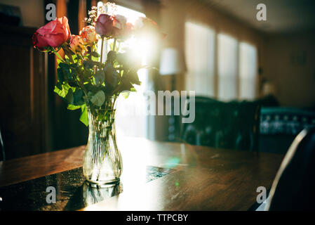 Roses en vase en verre sur la table à la maison Banque D'Images