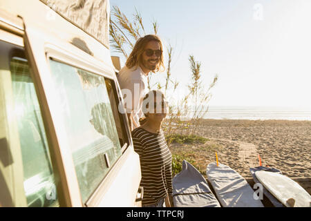 Portrait of happy couple en mini-van sur San Onofre State Beach Banque D'Images