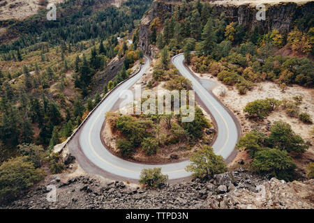 High angle view of winding road sur mountain Banque D'Images