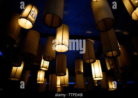 Low angle view of illuminated lanternes dans temple Banque D'Images