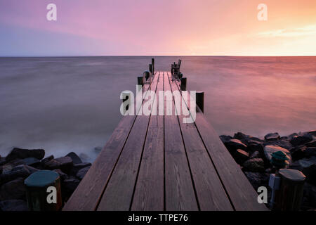 Durant le coucher du soleil sur l'Ocean Pier Banque D'Images