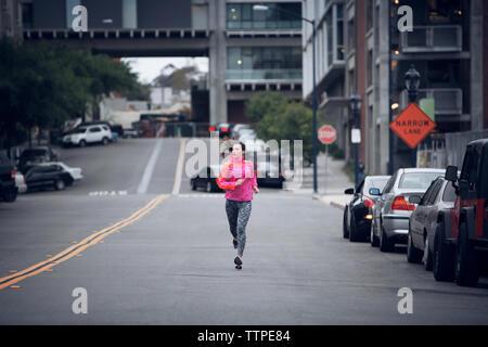 De toute la longueur déterminée de la sportive running on city street Banque D'Images