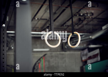 Low angle view of gymnastic rings hanging in gym Banque D'Images