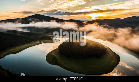 Misty lever du soleil à la rivière Alagon méandre. Cet endroit s'appelle la Melero et n'est pas loin de Riomalo de Abajo, Alcantara, Espagne Banque D'Images