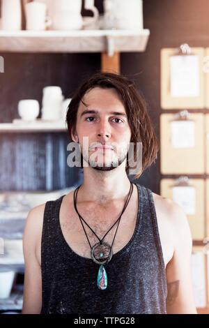 Portrait of man standing en atelier Banque D'Images