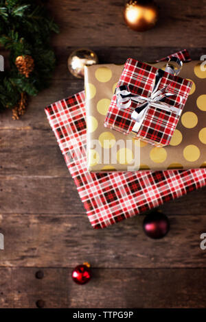 Vue de dessus de la pile de cadeaux de Noël avec baubles on table Banque D'Images