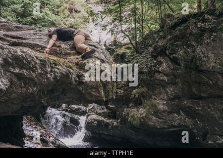 Les gens randonnée pour voir une cascade dans les Catskills, New York, New England. Banque D'Images