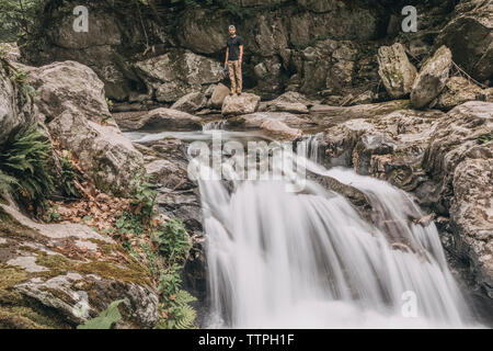 Les gens randonnée pour voir une cascade dans les Catskills, New York, New England. Banque D'Images