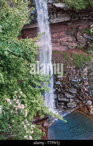 Les gens randonnée pour voir une cascade dans les Catskills, New York, New England. Banque D'Images