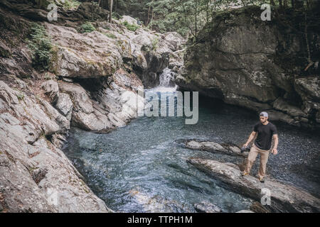 Les gens randonnée pour voir une cascade dans les Catskills, New York, New England. Banque D'Images