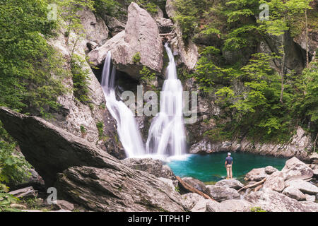 Les gens randonnée pour voir une cascade dans les Catskills, New York, New England. Banque D'Images