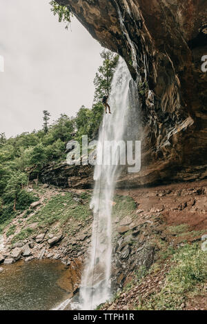 Un homme rappels une cascade dans les Catskills, New York, New England Banque D'Images