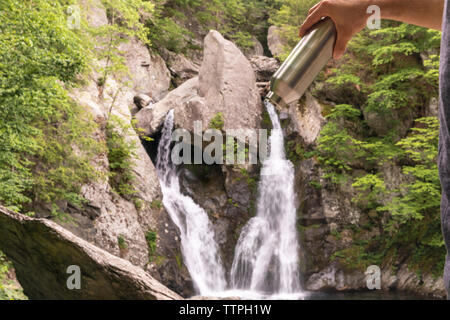 Les gens randonnée pour voir une cascade dans les Catskills, New York, New England. Banque D'Images