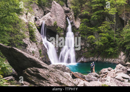 Les gens randonnée pour voir une cascade dans les Catskills, New York, New England. Banque D'Images