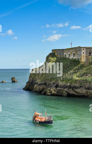 TENBY, Pembrokeshire, Pays de Galles - AOÛT 2018 : l'ancien canot de Tenby offre maintenant des voyages pour des visiteurs de la ville. Banque D'Images