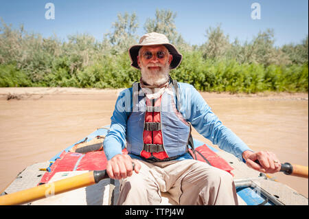 Portrait of senior man kayaking in river Banque D'Images