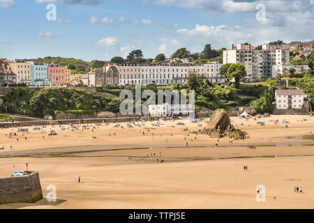 TENBY, Pembrokeshire, Pays de Galles - AOÛT 2018 : les gens sur la plage du sud à Tenby, West Wales, à marée basse. Banque D'Images