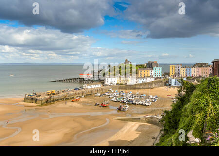 TENBY, Pembrokeshire, Pays de Galles - AOÛT 2018 : Le port de Tenby, West Wales à marée basse. Banque D'Images