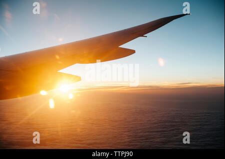 Portrait de l'avion survolant cloudscape Banque D'Images