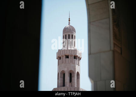 Minaret vu de la fenêtre de passage de Grande Mosquée Sultan Qaboos Banque D'Images