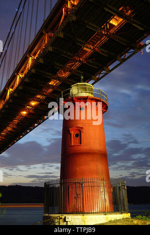 Leuchtturm sous George Washington Bridge at Dusk Banque D'Images