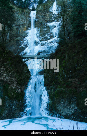 Vue panoramique du pont de Multnomah Falls Benson contre durant l'hiver Banque D'Images