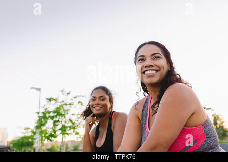 Heureux les sportives contre clear sky at park Banque D'Images