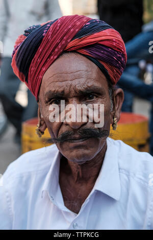 Close-up portrait of mature homme portant un turban en ville Banque D'Images