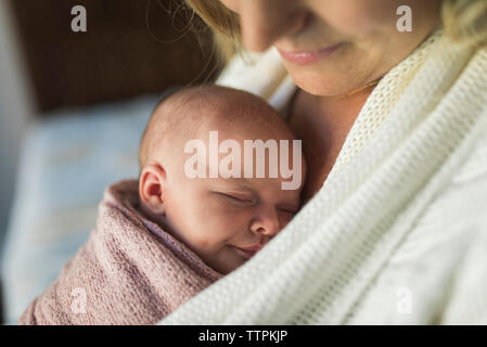 Portrait de mère portant bébé nouveau-né Banque D'Images