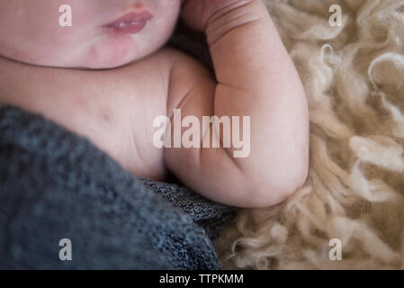 Vue de dessus de baby boy lying on rug Banque D'Images