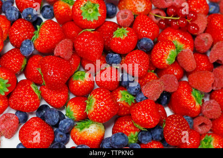Un assortiment de petits fruits mélange frais close up Banque D'Images