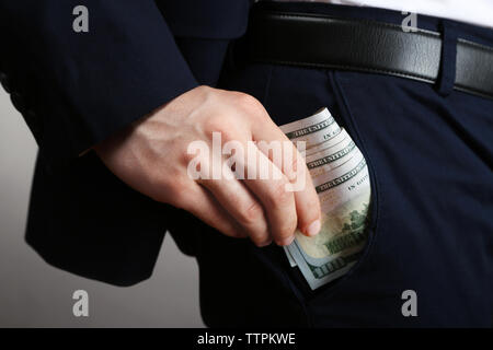 Businessman putting les billets en poche. Concept de la corruption Banque D'Images