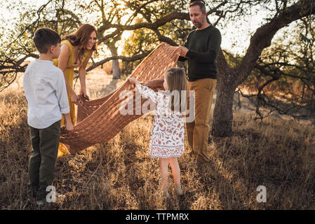 Mère à la fille, alors qu'à la famille joue dans le champ de la Californie Banque D'Images