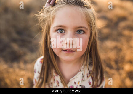 Close up portrait of young girl à l'extérieur dans le champ de la Californie