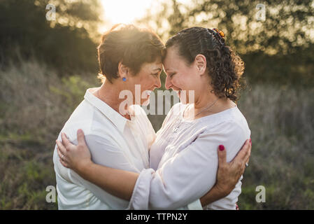 Close up portrait of adult mother and daughter embracing and smiling Banque D'Images