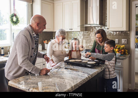 Cuisine familiale multigénérationnelle des crêpes pour le petit déjeuner Banque D'Images