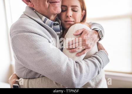 Close up of father and daughter hugging hermétiquement Banque D'Images