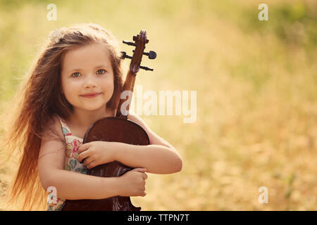 Beautiful Girl playing violin Banque D'Images