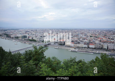 Portrait d'Elisabeth Pont sur le Danube par cityscape Banque D'Images