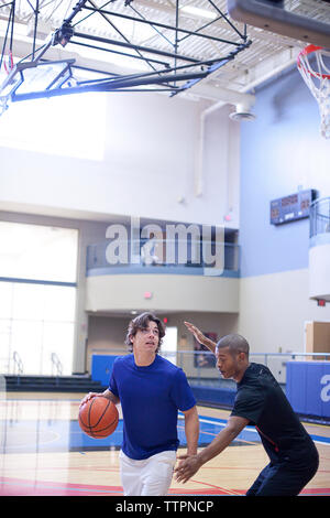 Les joueurs de basket-ball masculin pratiquant au cour Banque D'Images