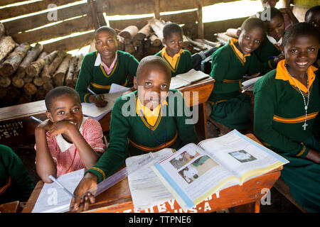 Les élèves de l'école à table Banque D'Images