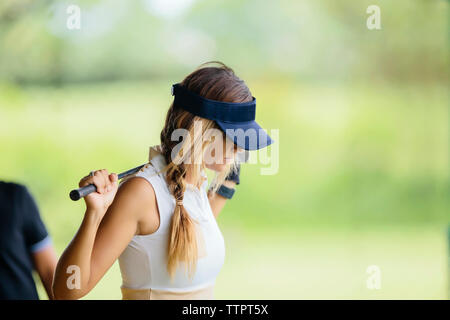 Femme avec golf club de golf Banque D'Images