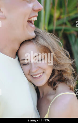 Happy young couple embracing at beach Banque D'Images