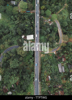 High angle view of bridge sur la route au milieu d'arbres en forêt à Bali Banque D'Images