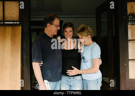 Femme enceinte debout avec son père et sa mère Banque D'Images