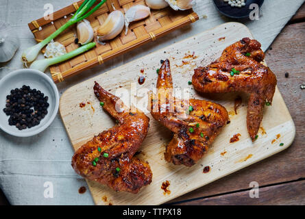 Portrait de la viande de poulet sur une planche à découper Banque D'Images