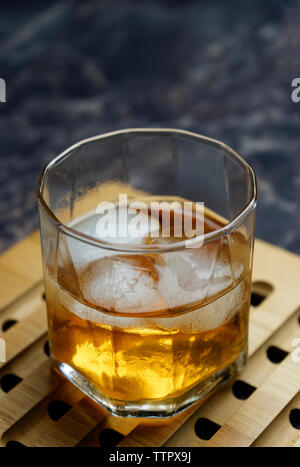 Close-up of ice cubes in alcoholic drink on tray Banque D'Images